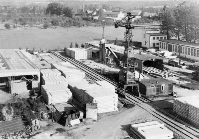 Pohled na závod Prefy v Bučicích zhruba kolem roku 1964